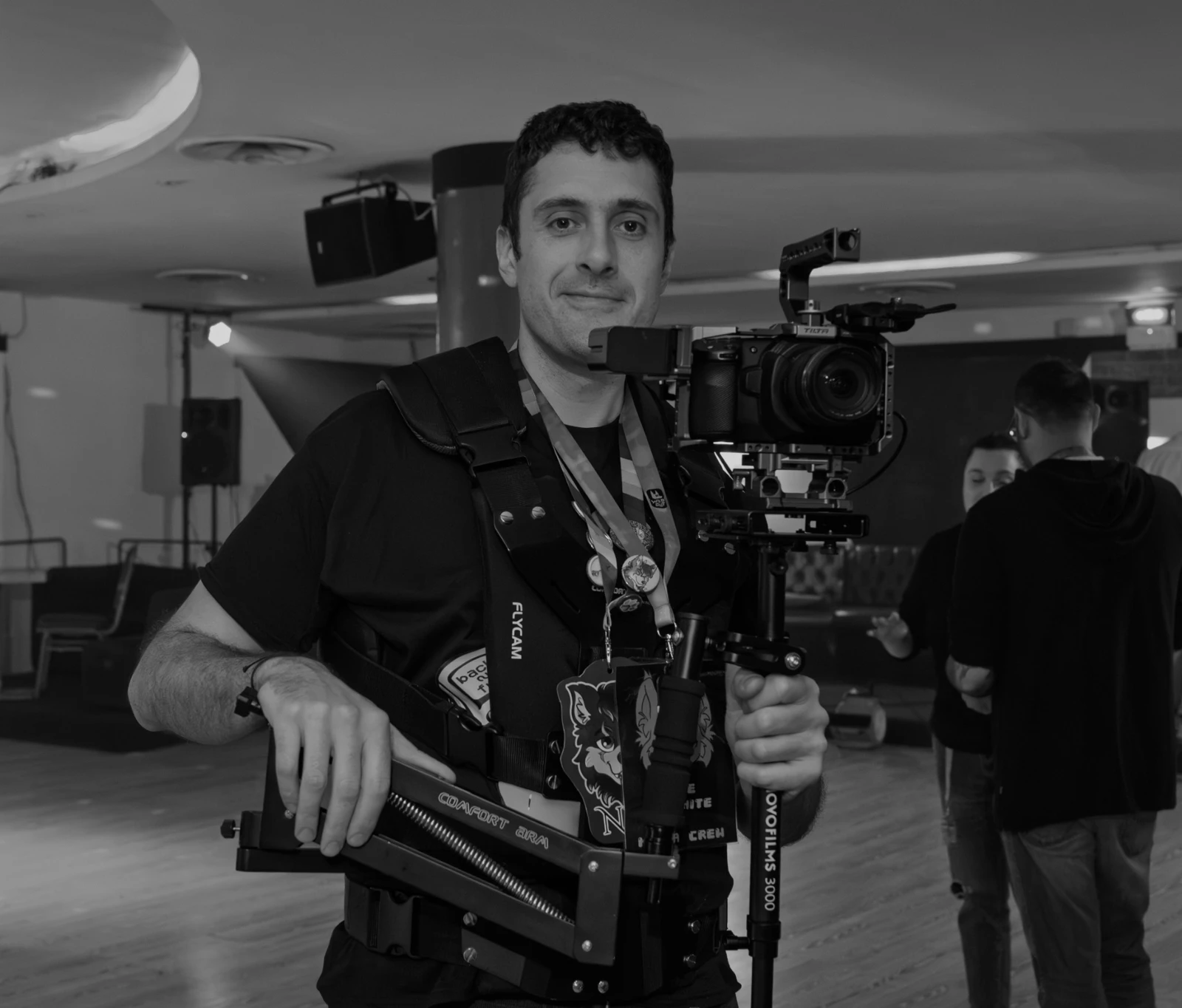 Matteo Nannini al lavoro con cinepresa e supporto di ripresa